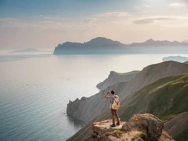Junger Mann reist allein vor der Kulisse der Berge — Stockfoto