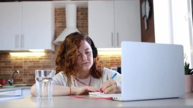 COVID-19 salgınında kendini izole etme. Çalışma ve öğrenim merkezinden.