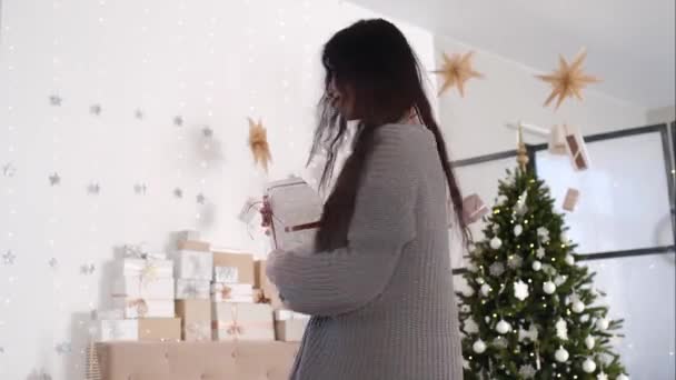 Mujer positiva en el interior con decoración de Navidad — Vídeos de Stock