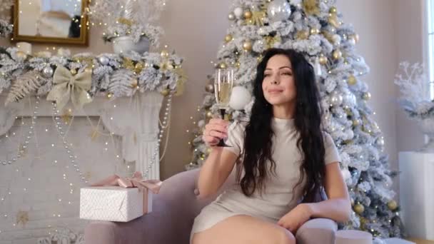 Θετική γυναίκα σε εσωτερικούς χώρους με χριστουγεννιάτικη διακόσμηση — Αρχείο Βίντεο