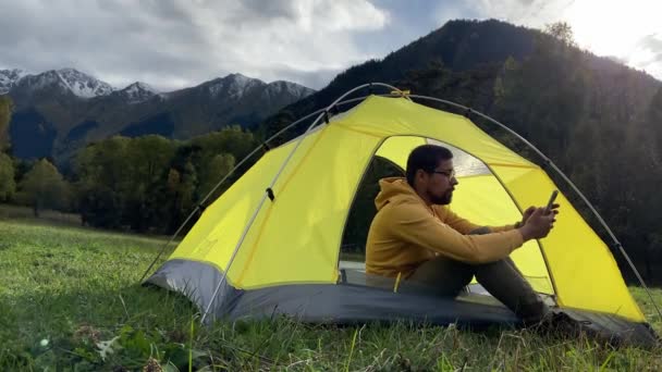 Acampar en las montañas del Cáucaso Norte en temporada de otoño, Arkhyz, Karachay-Cherkessia — Vídeo de stock