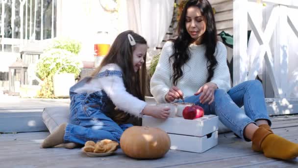 Lille lykkelig familie fejrer Thanksgiving. – Stock-video