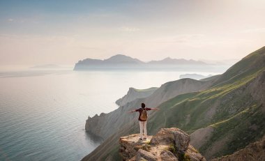 Yaz aylarında sırt çantalı genç bir Asyalı kadın yürüyüş yapıyor..