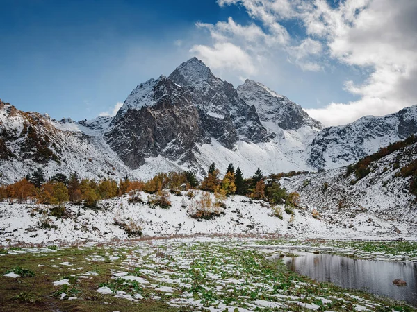 Viaje a las montañas del Cáucaso en Karachay-Cherkessia, Arkhyz. — Foto de Stock