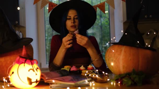 Preparación para Halloween en la cocina casera. — Vídeos de Stock