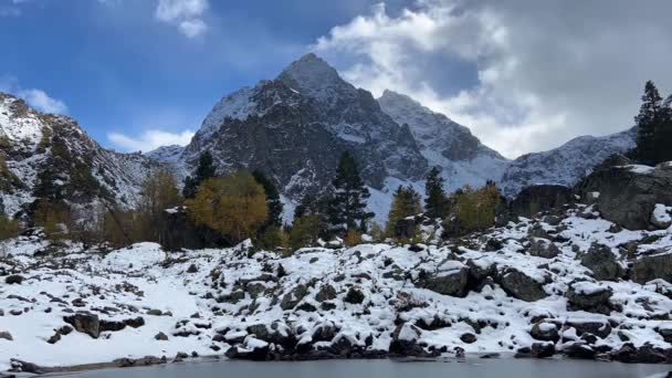 Kuzey Kafkasya 'nın güzel dağları sonbahar mevsiminde, Arkhyz, Karachay-Çerkessia — Stok video