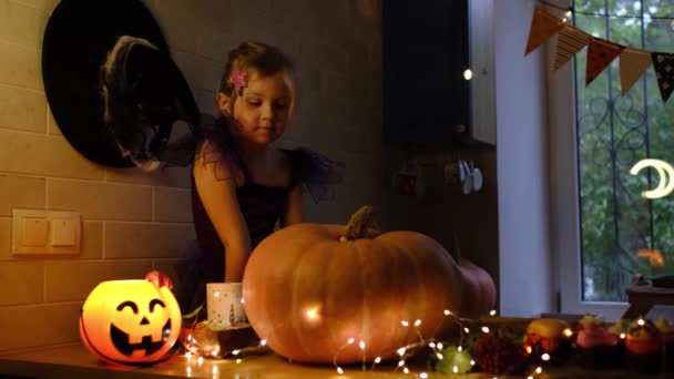 Mempersiapkan Halloween di dapur rumah. — Stok Video