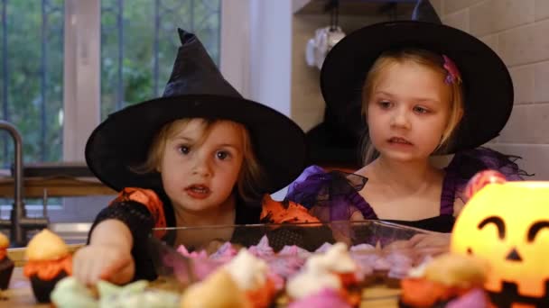 Voorbereiding voor Halloween thuis keuken. — Stockvideo