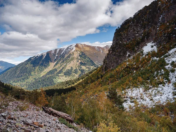 Viajar para as montanhas do Cáucaso em Karachay-Cherkessia, Arkhyz. — Fotografia de Stock