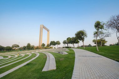 Dubai, Birleşik Arap Emirlikleri, 16 Şubat 2021: Dubai Çerçeve Binası gün batımında