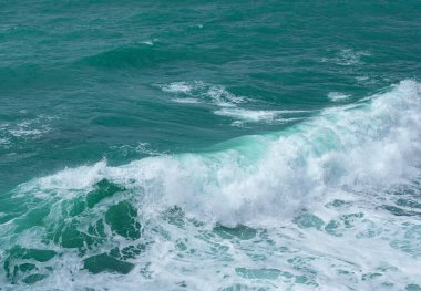 Okyanus dalgaları ve muhteşem kayalık bir sahil manzarası