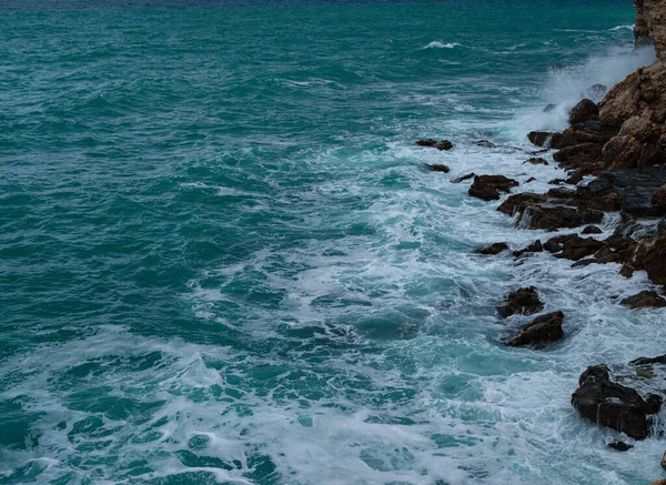 Vista de las olas del océano y una fantástica costa rocosa — Foto de Stock