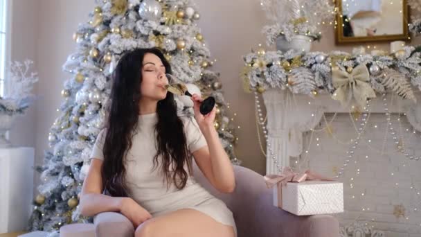 Mujer positiva en el interior con decoración de Navidad — Vídeos de Stock