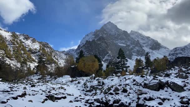 Belas montanhas do Cáucaso do Norte na estação de outono, Arkhyz, Karachay-Cherkessia — Vídeo de Stock