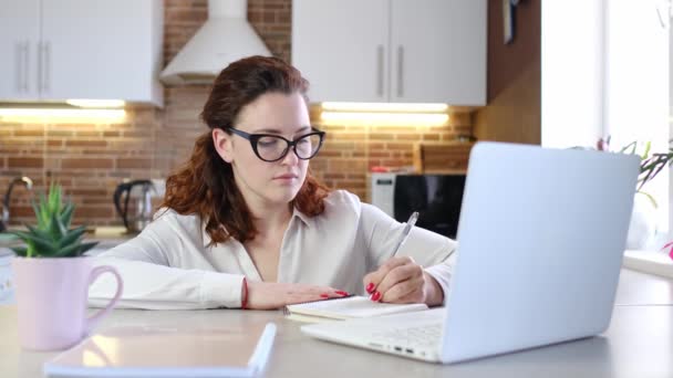 Mujer de negocios trabajo en casa oficina — Vídeos de Stock