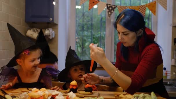 Voorbereiding voor Halloween thuis keuken. — Stockvideo