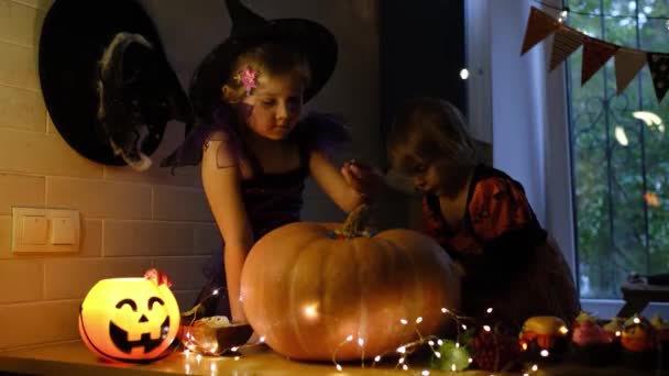 Mempersiapkan Halloween di dapur rumah. — Stok Video