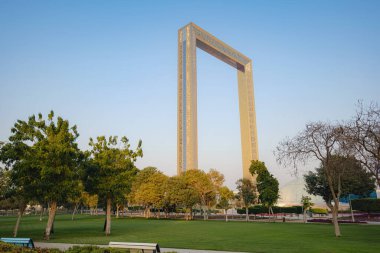 Dubai, Birleşik Arap Emirlikleri, 16 Şubat 2021: Dubai Çerçeve Binası gün batımında