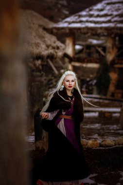 Güzel sarışın siyah pelerin kalenin zemin karşı Viking giymiş