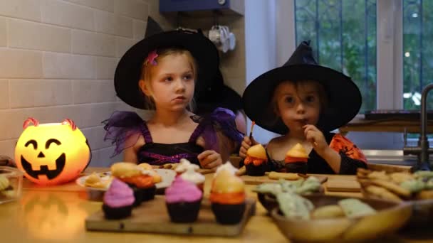 Preparando-se para o Halloween em casa cozinha. — Vídeo de Stock