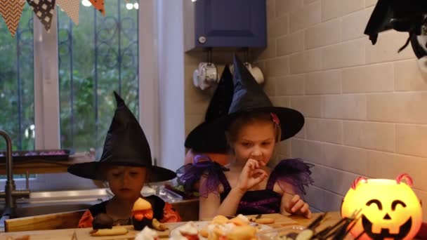 Voorbereiding voor Halloween thuis keuken. — Stockvideo