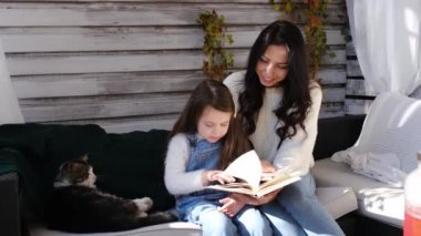 Küçük mutlu aile şükran gününü kutluyor..