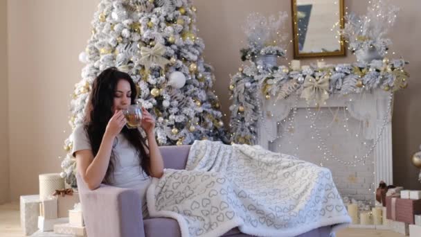 Positieve vrouw binnen met kerst decoratie — Stockvideo