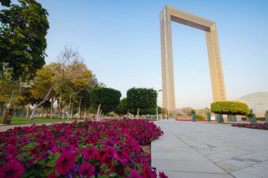 Dubai, Birleşik Arap Emirlikleri, 16 Şubat 2021: Dubai Çerçeve Binası gün batımında