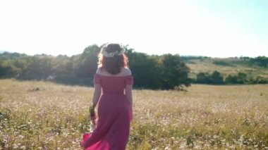 Papatya tarlasında güzel genç bir kadın