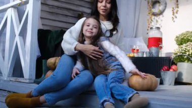 Küçük mutlu aile şükran gününü kutluyor..