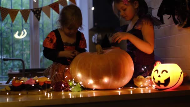 Preparando-se para o Halloween em casa cozinha. — Vídeo de Stock