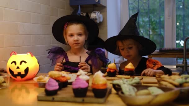 Προετοιμασία για το Halloween στην κουζίνα. — Αρχείο Βίντεο