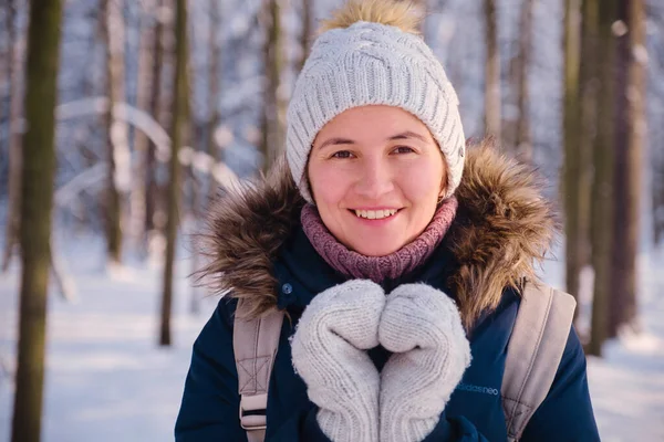 Felice donna asiatica a piedi nella foresta di neve invernale. — Foto Stock