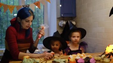 Ev mutfağında Cadılar Bayramı için hazırlanıyor..