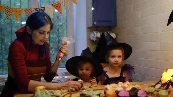 Ev mutfağında Cadılar Bayramı için hazırlanıyor.. — Stok video