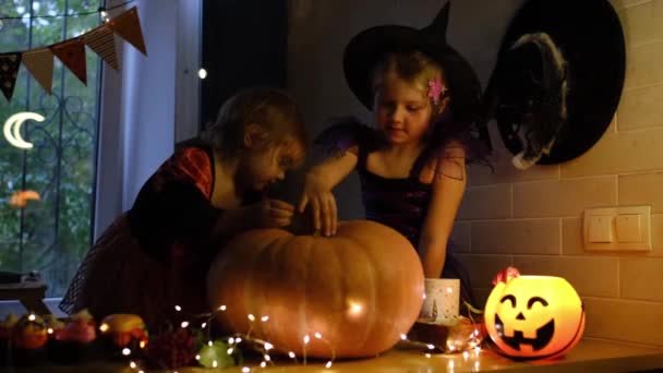 Preparando-se para o Halloween em casa cozinha. — Vídeo de Stock