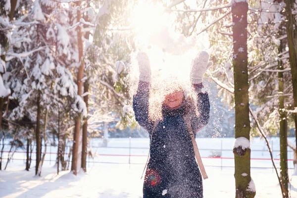 Ευτυχισμένη Ασιάτισσα γυναίκα περπατά στο χειμερινό δάσος χιόνι. — Φωτογραφία Αρχείου