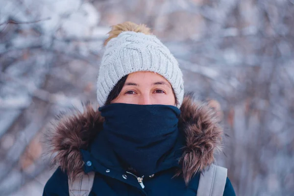 Felice donna asiatica a piedi nella foresta di neve invernale. — Foto Stock