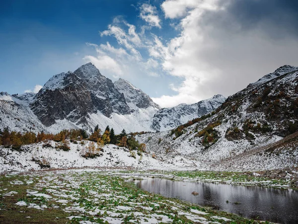 Viaje a las montañas del Cáucaso en Karachay-Cherkessia, Arkhyz. — Foto de Stock
