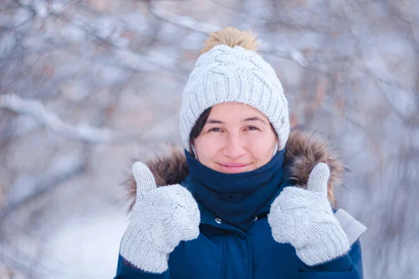 Ευτυχισμένη Ασιάτισσα γυναίκα περπατά στο χειμερινό δάσος χιόνι. — Φωτογραφία Αρχείου
