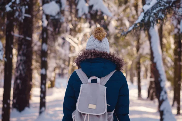 Felice donna asiatica a piedi nella foresta di neve invernale. — Foto Stock