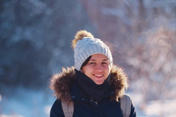 Felice donna asiatica a piedi nella foresta di neve invernale. — Foto Stock