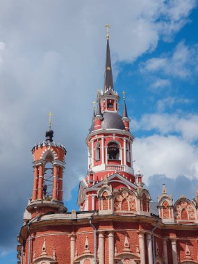 Güneşli yaz Rusya 'sını gezmek, önemli turistik yerler. Moskova 'nın Mozhaisk kentindeki Novo-Nikolsky Katedrali.