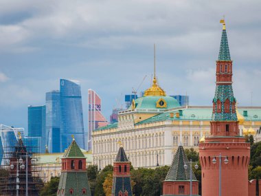Moskova Kremlin ve St. ile Kızıl Meydan 'ın güzel manzarası Yağmurlu yaz aylarında Basil Katedrali. Burası Moskova 'nın ana turizm merkezi. Şehrin kalbinin güzel manzarası.