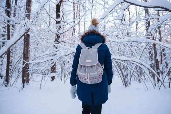 Felice donna asiatica a piedi nella foresta di neve invernale. — Foto Stock