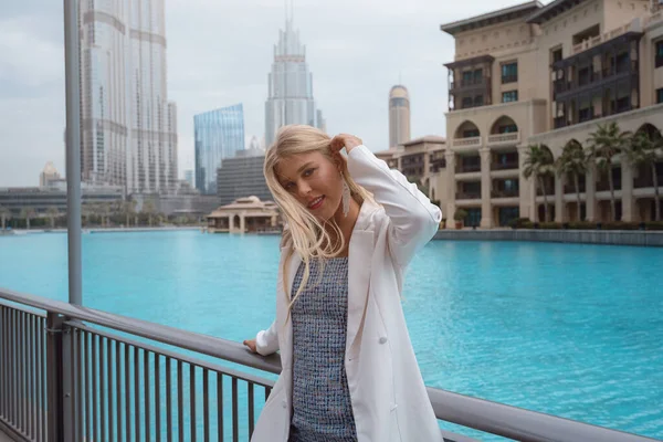 Jovem mulher desfrutando de vista do centro de Dubai. — Fotografia de Stock