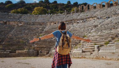 Ekim öğleden sonra Antalya 'da yürüyüş, Perge kenti