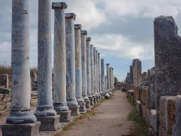 Passeio em Antalya Turquia em tarde de outubro quente, cidade Perge — Fotografia de Stock