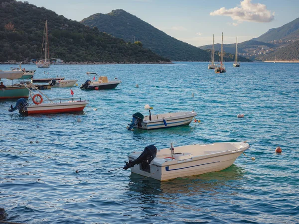 Pequeños barcos de pesca al atardecer - Kas Turquía — Foto de Stock