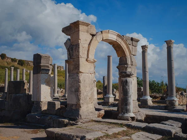 Ekim öğleden sonra Antalya 'da yürüyüş, Perge kenti